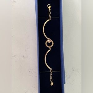 Swarovski bracelet in gold.